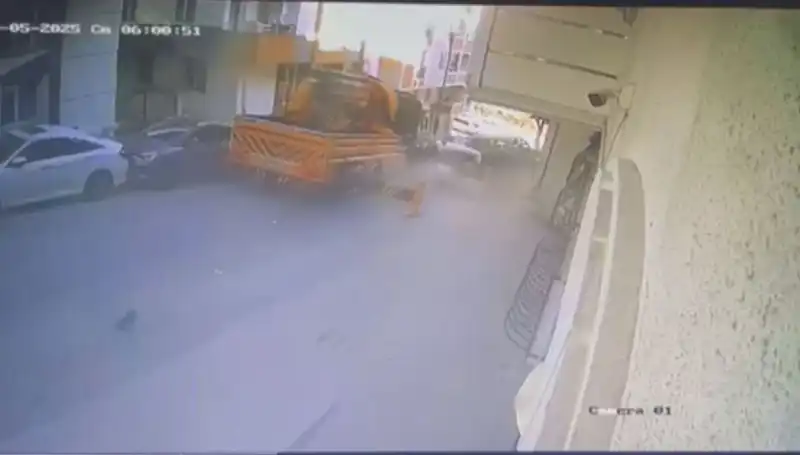 Kontrolden Çıkan Vinç, Şehirdeki 23 Araca Çarparak Durdu