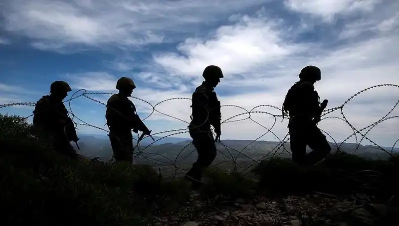 Türkiye'nin İki İlinde Düzensiz Göçmen Operasyonu: 32 Kişi Yakalandı