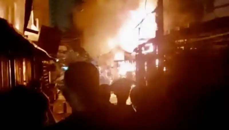 Vietnam'da Korkunç Yangın: Sekiz İnsan Hayatını Kaybetti