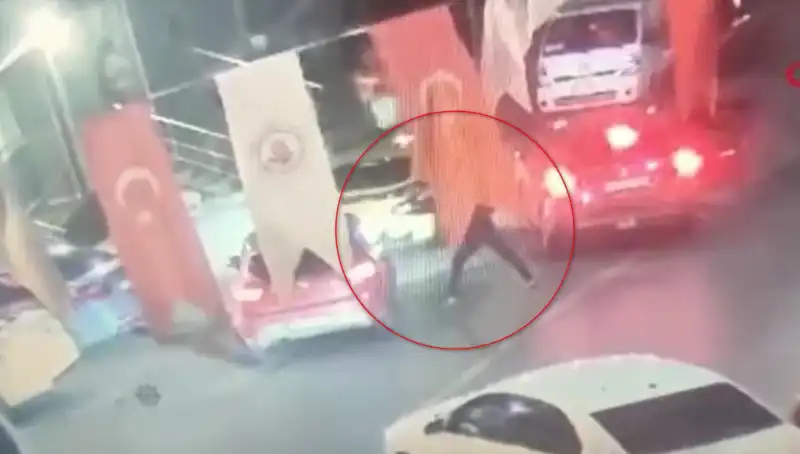 Genç Otomobilde Kurşun Yağmuruna Tutuldu: Olayın Perde Arkası Ortaya Çıktı