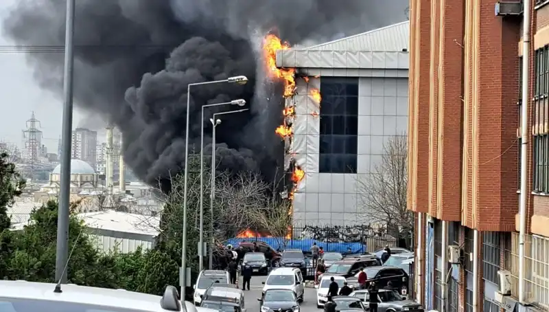 Başakşehir'de Sanayi Sitesinde Şoke Eden Yangın: İtfaiye Seferber Oldu!
