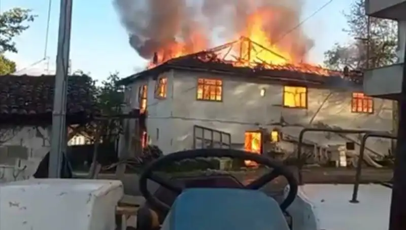 İki Katlı Evin Alev Alev Yanışı: Yangının Sebepleri ve Kurtarma Hareketleri