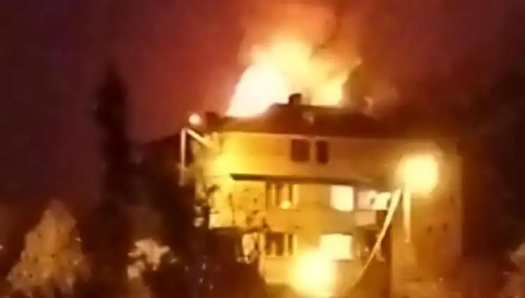Saman Dolu Çatı Yangını: Mahalle Sakinleri Sokaklarda Feryat Etti