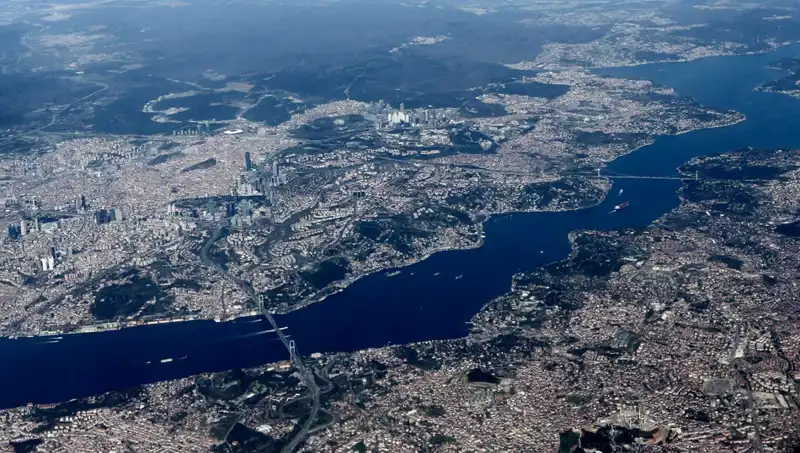 Istanbul Semalarında Bahar Coşkusu: Havada Bir Halka Çizen Uçaklar