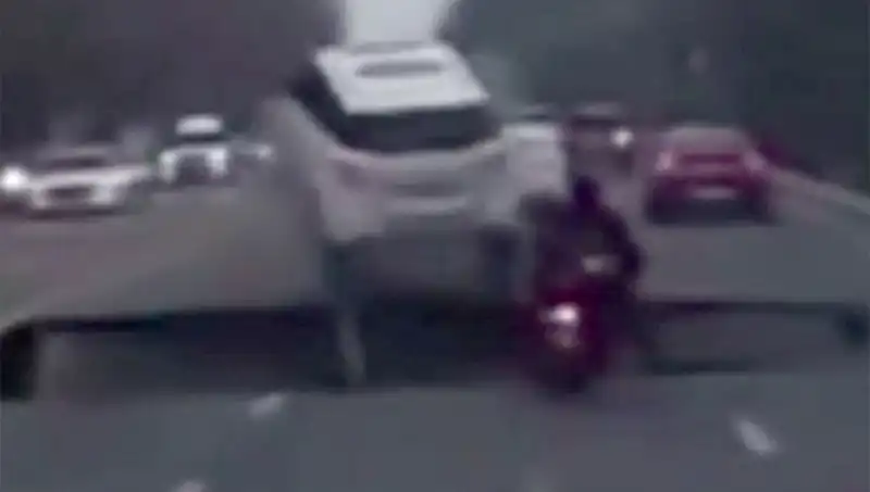 Güney Kore Otoyolunda Meydana Gelen Dev Çukur Kazalara Sebep Oluyor