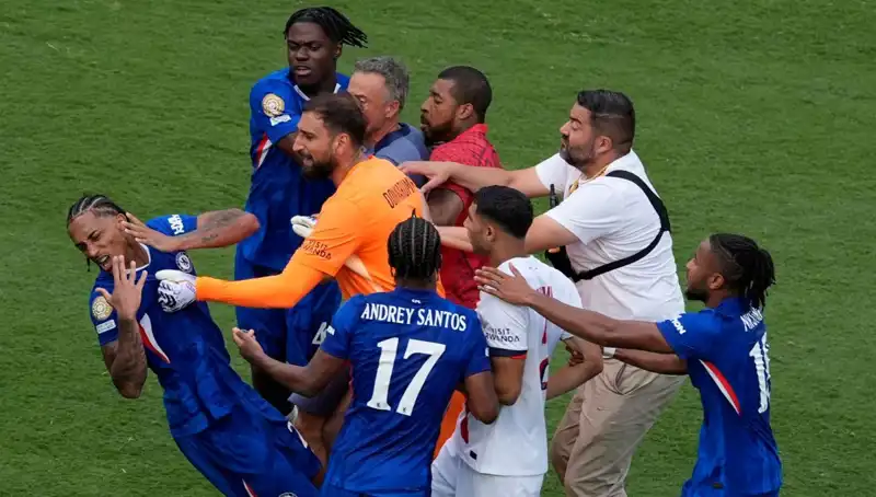 Futbol Finalinde Şok Edici Olay: Teknik Direktörden Futbolcuya Yumruk!