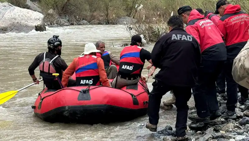 Zap Suyu Kenarında Mahsur Kalan 4 Kişi, Ekipler Tarafından Kurtarıldı