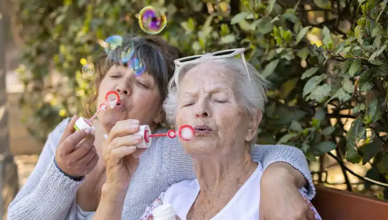100 Yaşındaki İki Kadından Uzun Yaşamın Şifresi: Diyet ve Egzersizi Unutun