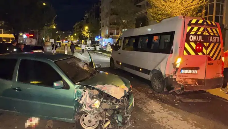 Otomobil Servis Minibüsüne Çarptı: Kazanın Ardındaki Şok Edici Detaylar