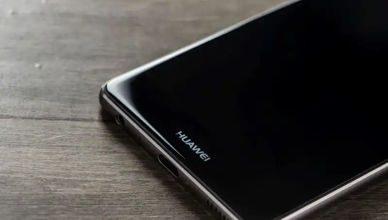 Huawei, Yeni Katlanabilir Telefonu ile Kullanıcıları Büyülemeye Hazırlanıyor