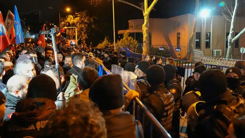 Ekrem İmamoğlu Protestolarında Çıkan Olaylar: Polis ve Gözaltılar Arttı