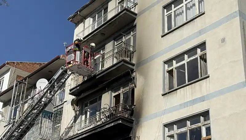 Konya'daki Yangında 4 Katlı Bina Alev Alev: İki Küçük Can Hayatını Kaybetti