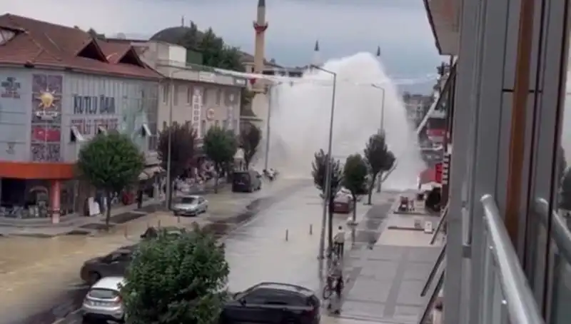 İçme Suyu Hattında Fırtına Gibi Patlama: Fışkıran Su Sokakları Bastı!