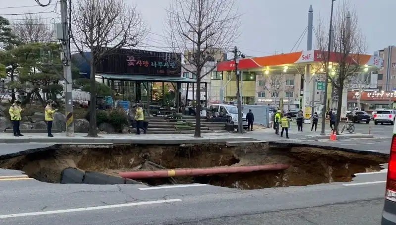 Güney Kore’de Motosiklet Kazası: Dev Çukur Kazadan Yüksek Kayıp Yaşandı
