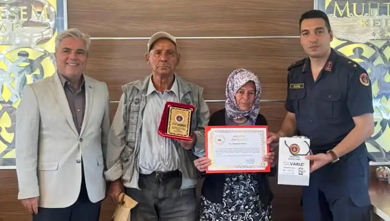 Zor Günler Geçiren Aile, Tek Evini Jandarmaya Bağışladı