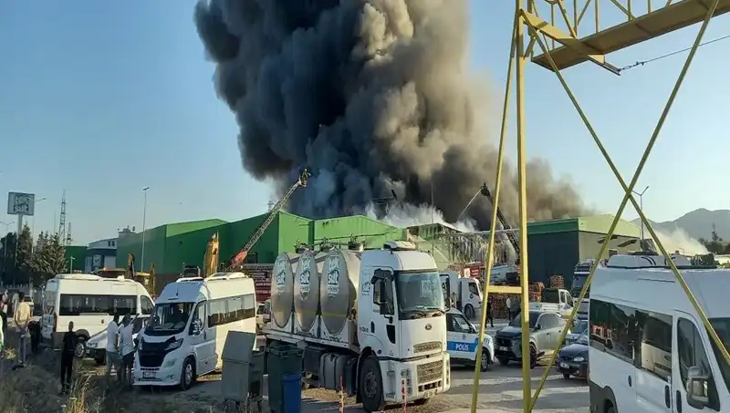 Gönen'de Fabrika Yangını: İşçilerin Kimlikleri Belirleniyor, Olayın Ayrıntıları Dikkat Çekiyor