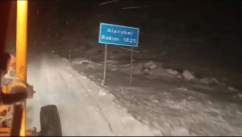 Antalya'da Beklenmedik Kar Yağışı Herkesi Şaşırttı